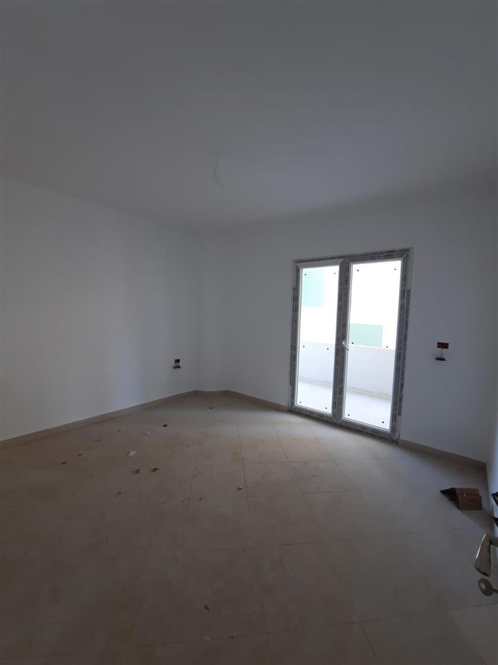 Apartament 2+1 ne shitje prane stacionit te trenit ne Durres