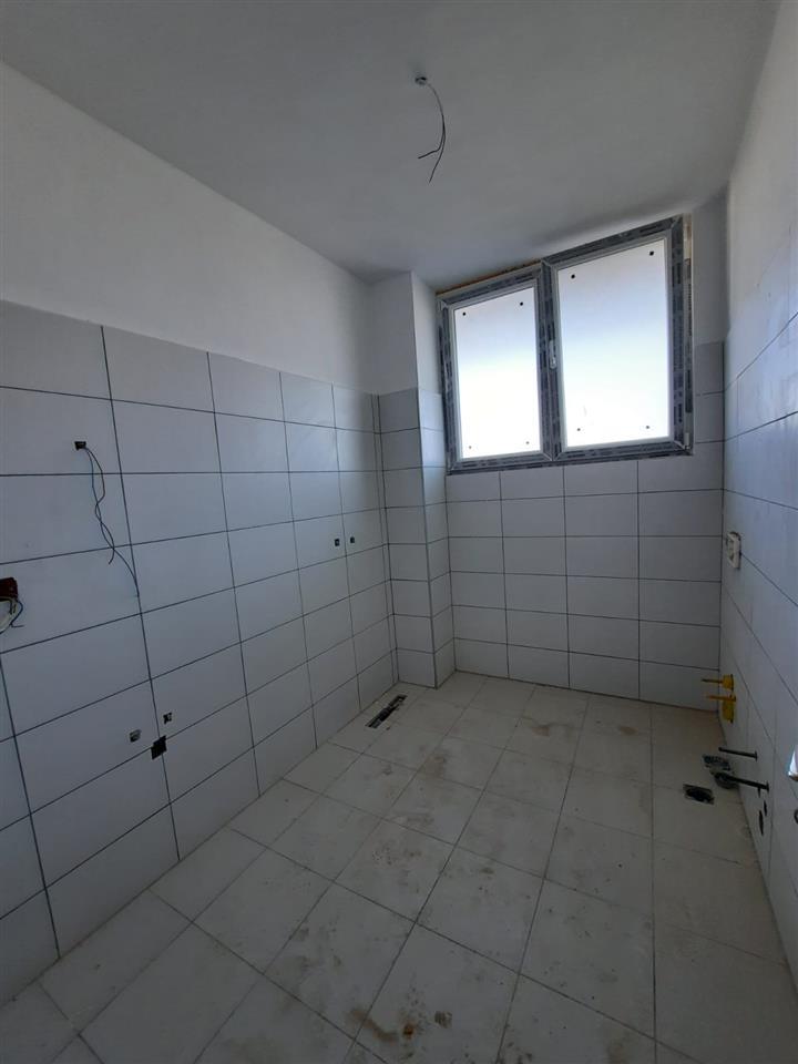 Apartament 2+1 ne shitje prane stacionit te trenit ne Durres
