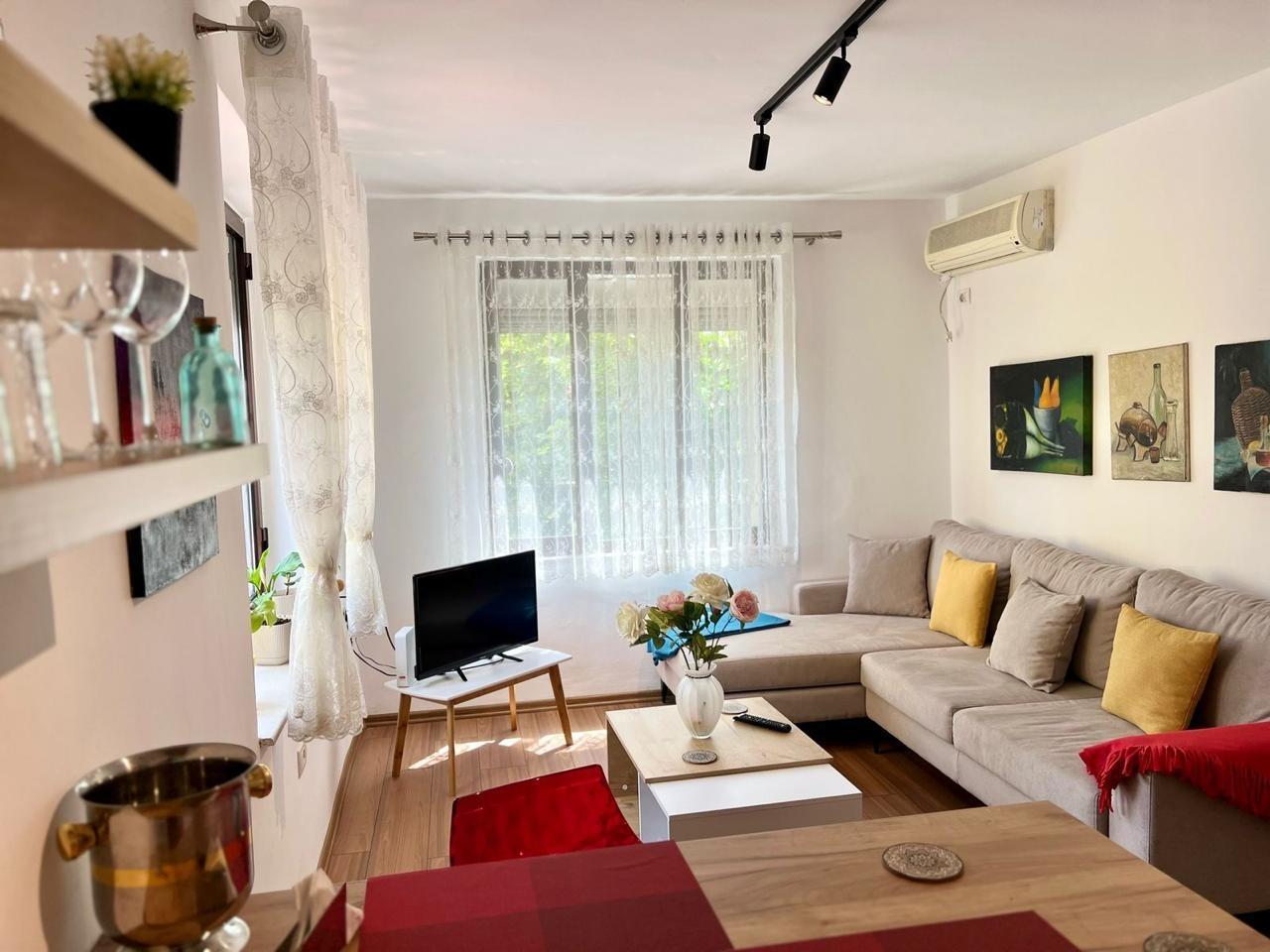 Jepet me qira ditore apartament ne qender te Tiranes