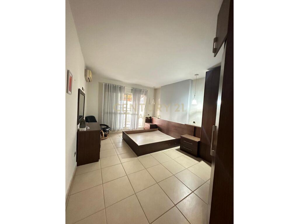 Qira Apartament 2+1+Verande Pazari i Ri 650 € 137 m2