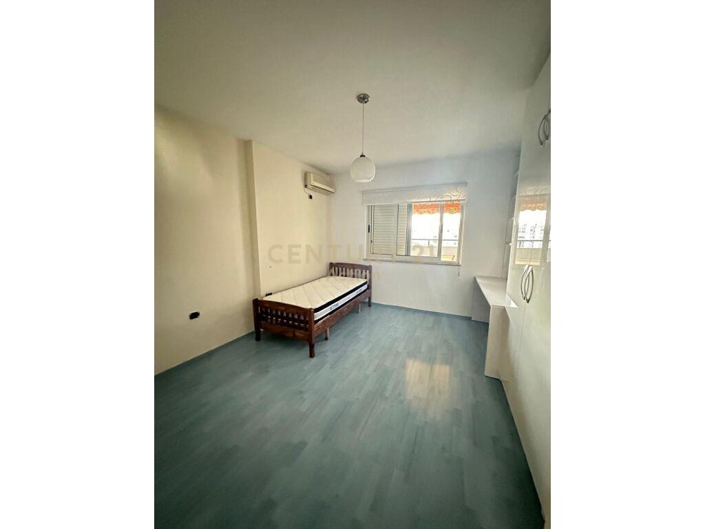 Qira Apartament 2+1+Verande Pazari i Ri 650 € 137 m2