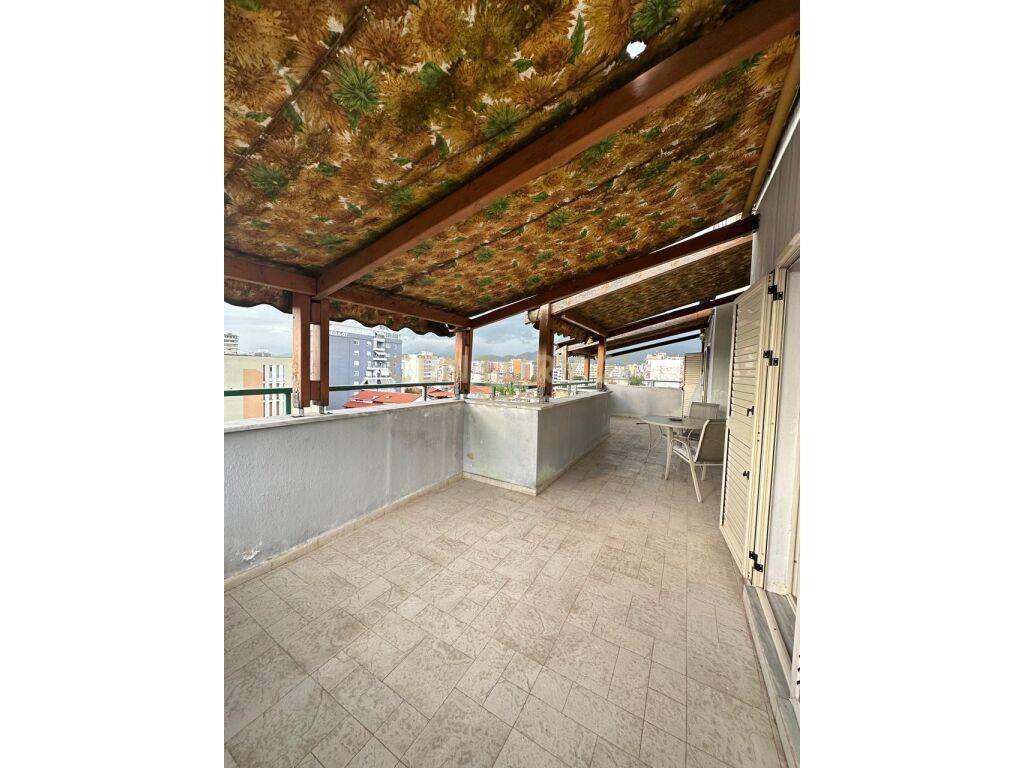 Qira Apartament 2+1+Verande Pazari i Ri 650 € 137 m2