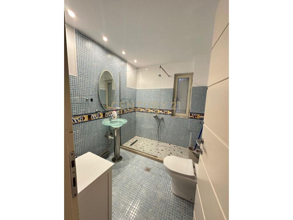 Qira Apartament 2+1+Verande Pazari i Ri 650 € 137 m2