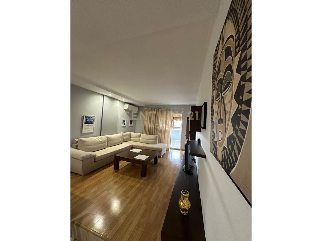 Qira Apartament 2+1+Verande Pazari i Ri 650 € 137 m2