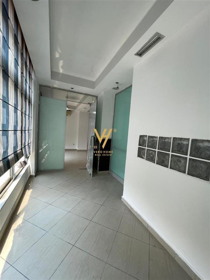 JEPET ZYRE 60 M2 ME QERA TE RRUGA E KAVAJES 600 EU