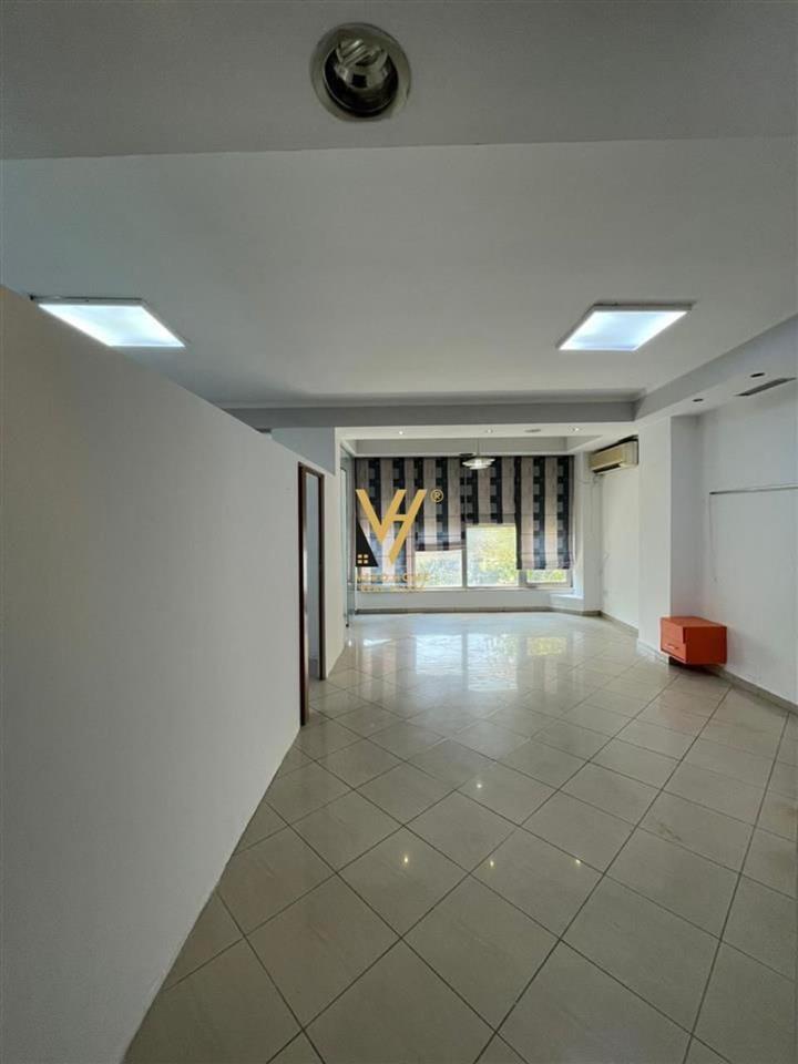 JEPET ZYRE 60 M2 ME QERA TE RRUGA E KAVAJES 600 EU