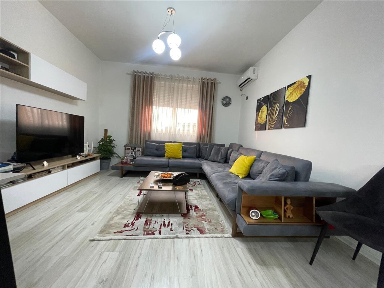 Ish Parku,Shitet apartament 1+1