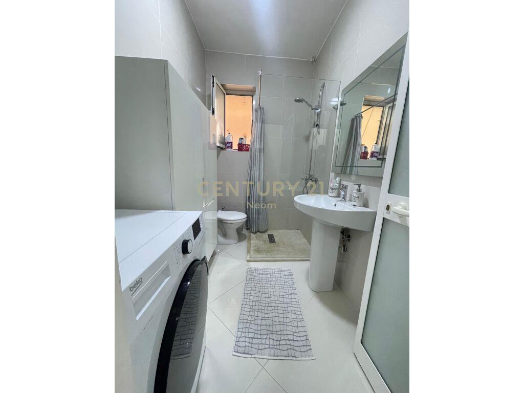 Pas Globe ,shitet apartament 1+1!