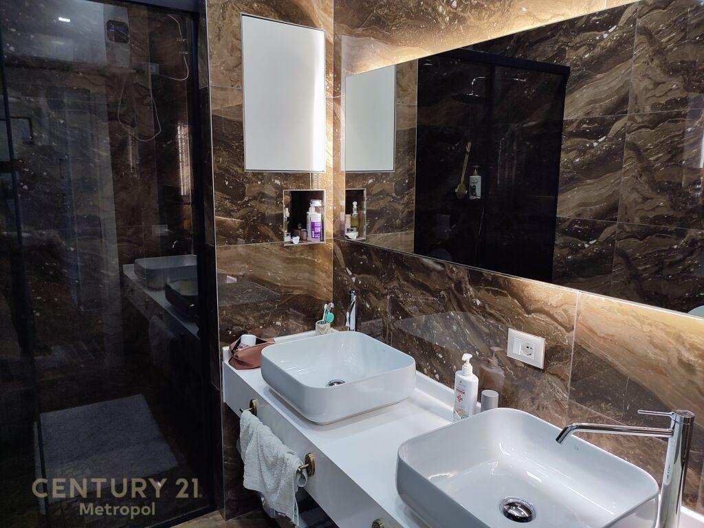 APARTAMENT 2+1+PARKIM+OBORR, LIQENI I THATE!