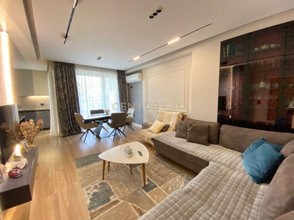 Shitet Apartament 2+1+2 prane Xhamise tek Kopshti Botanik