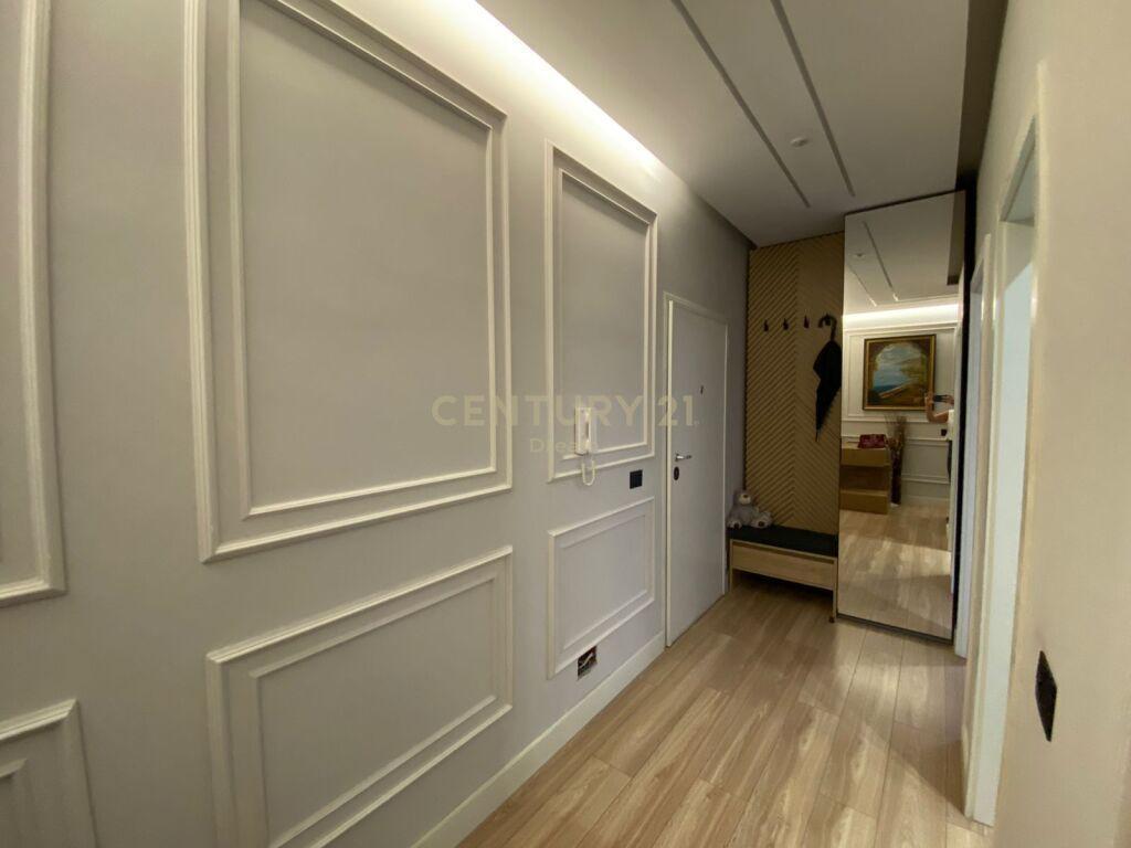 Shitet Apartament 2+1+2 prane Xhamise tek Kopshti Botanik