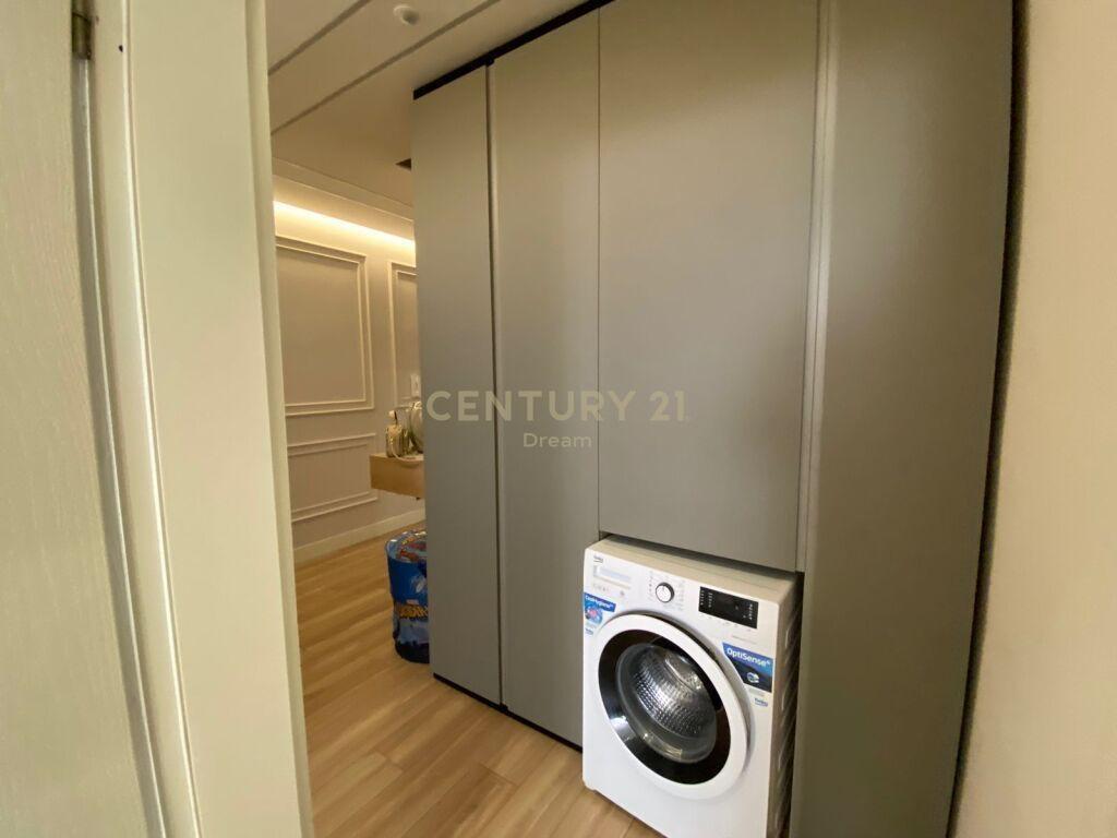 Shitet Apartament 2+1+2 prane Xhamise tek Kopshti Botanik