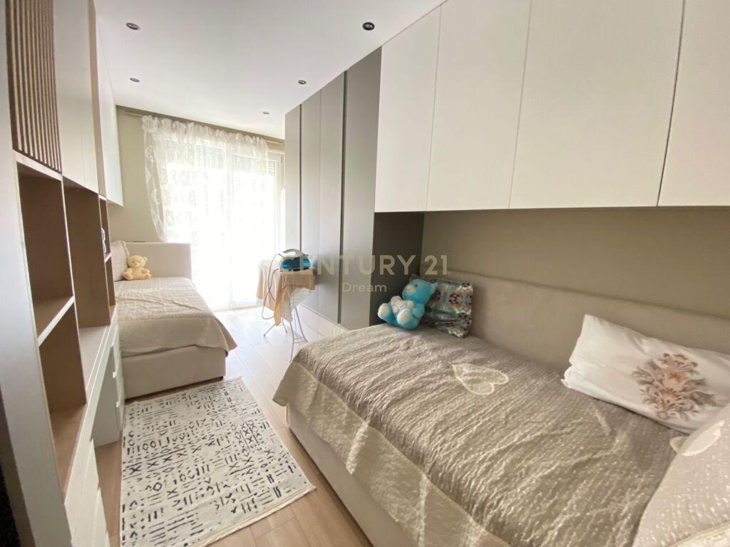 Shitet Apartament 2+1+2 prane Xhamise tek Kopshti Botanik