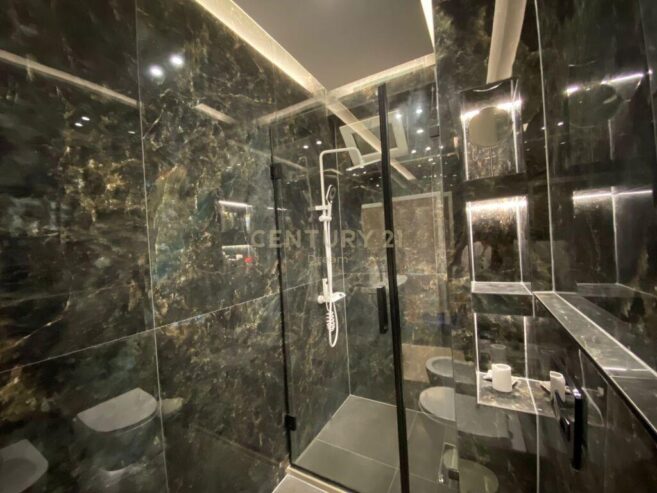Shitet Apartament 2+1+2 prane Xhamise tek Kopshti Botanik