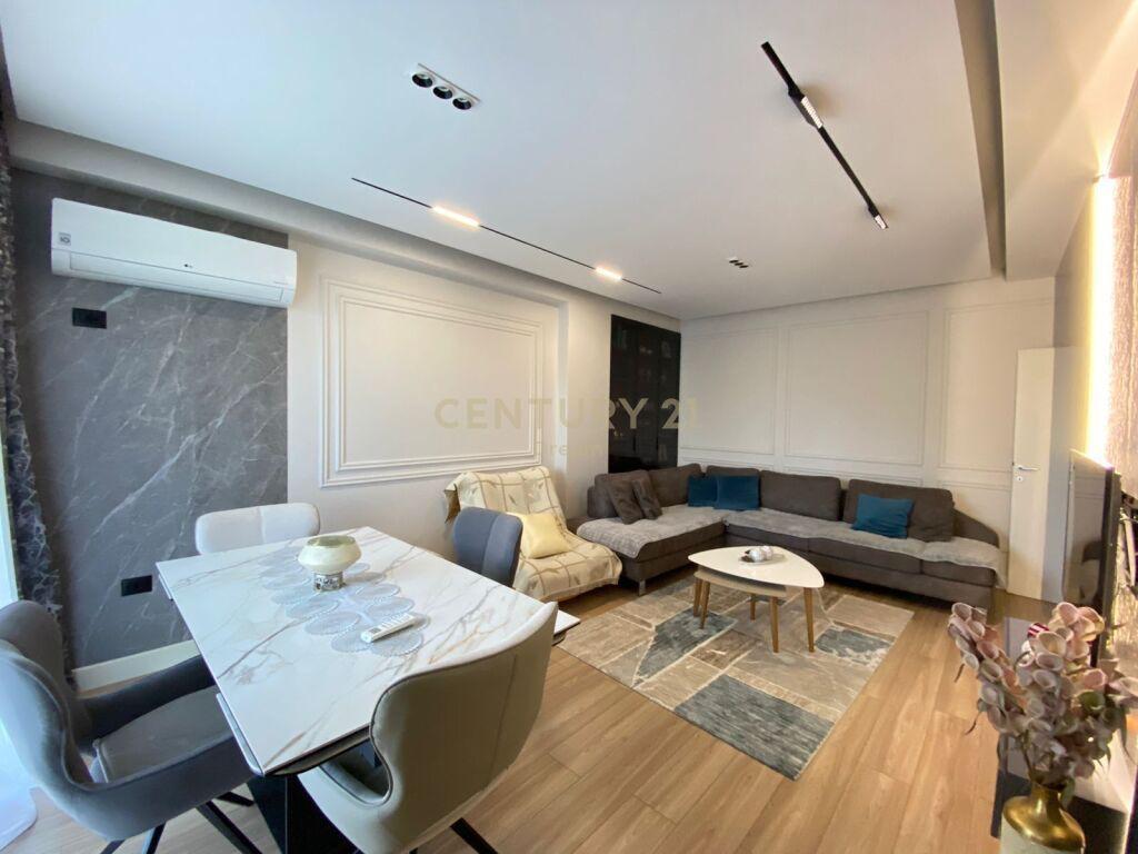 Shitet Apartament 2+1+2 prane Xhamise tek Kopshti Botanik