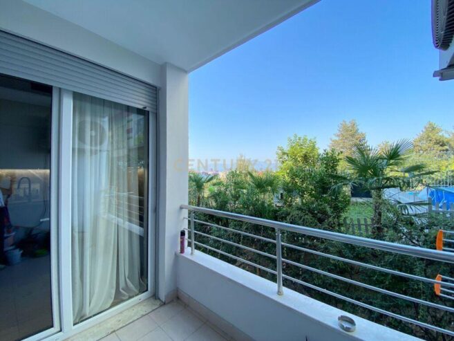 Shitet Apartament 2+1+2 prane Xhamise tek Kopshti Botanik