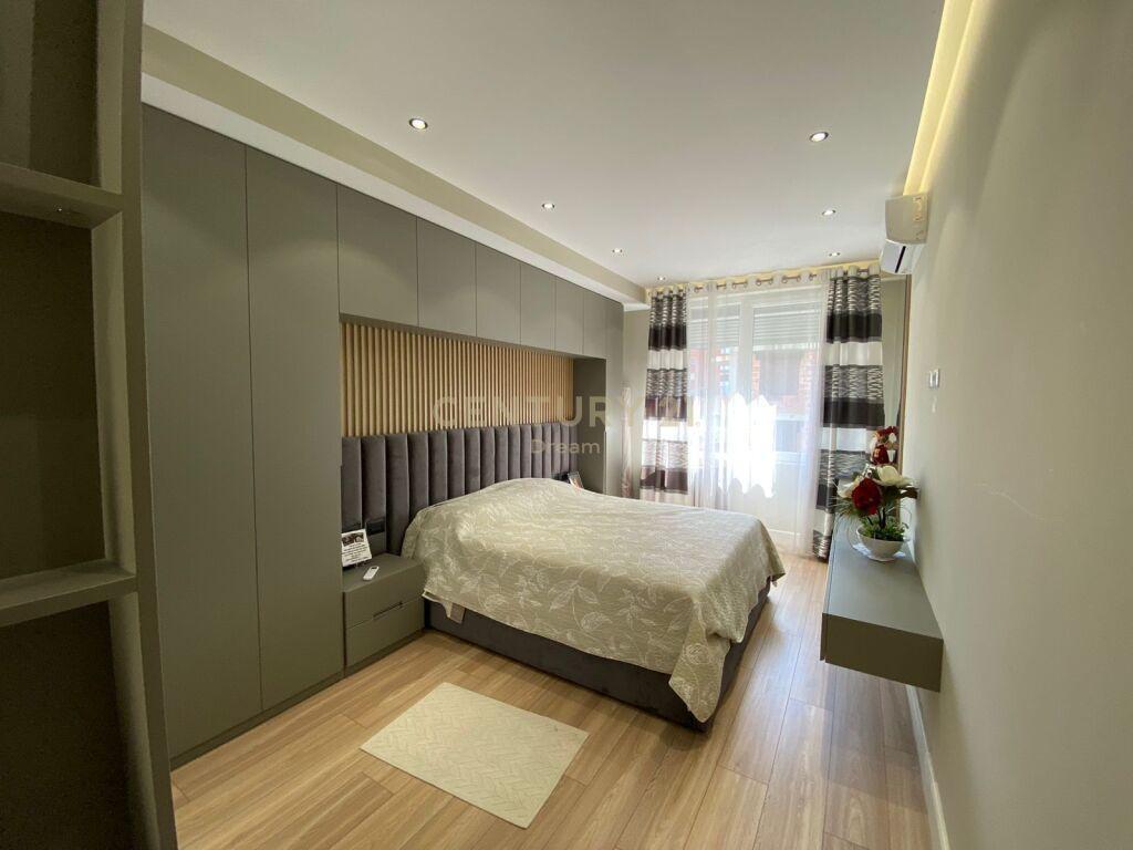 Shitet Apartament 2+1+2 prane Xhamise tek Kopshti Botanik