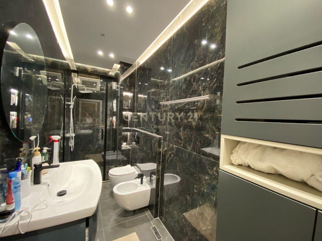 Shitet Apartament 2+1+2 prane Xhamise tek Kopshti Botanik