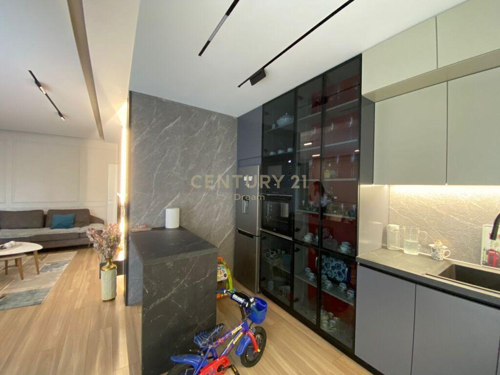 Shitet Apartament 2+1+2 prane Xhamise tek Kopshti Botanik