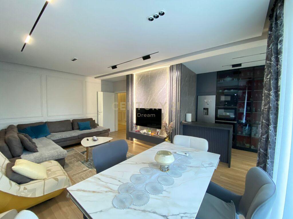 Shitet Apartament 2+1+2 prane Xhamise tek Kopshti Botanik