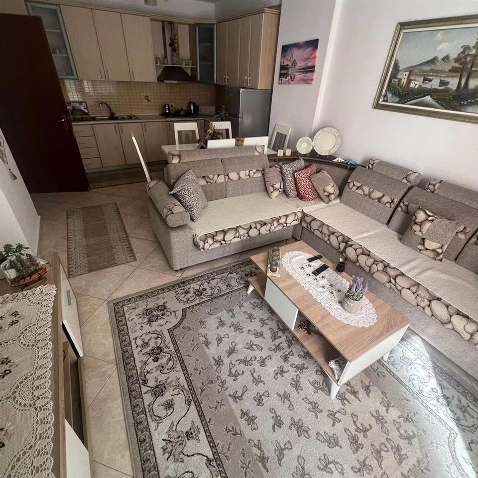 shitet apartament rrota e kuqe