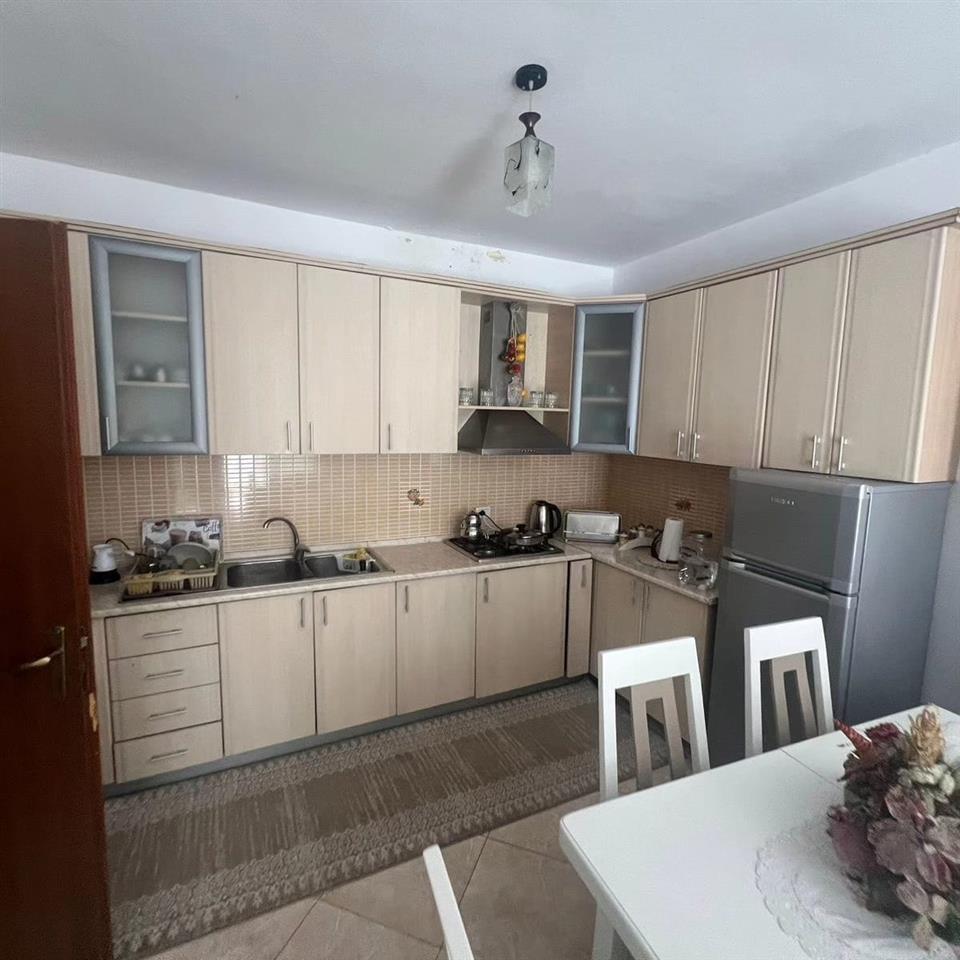shitet apartament rrota e kuqe