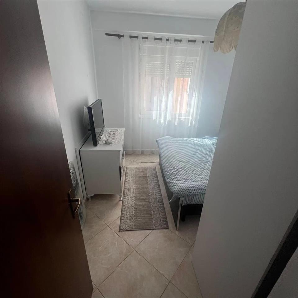 shitet apartament rrota e kuqe