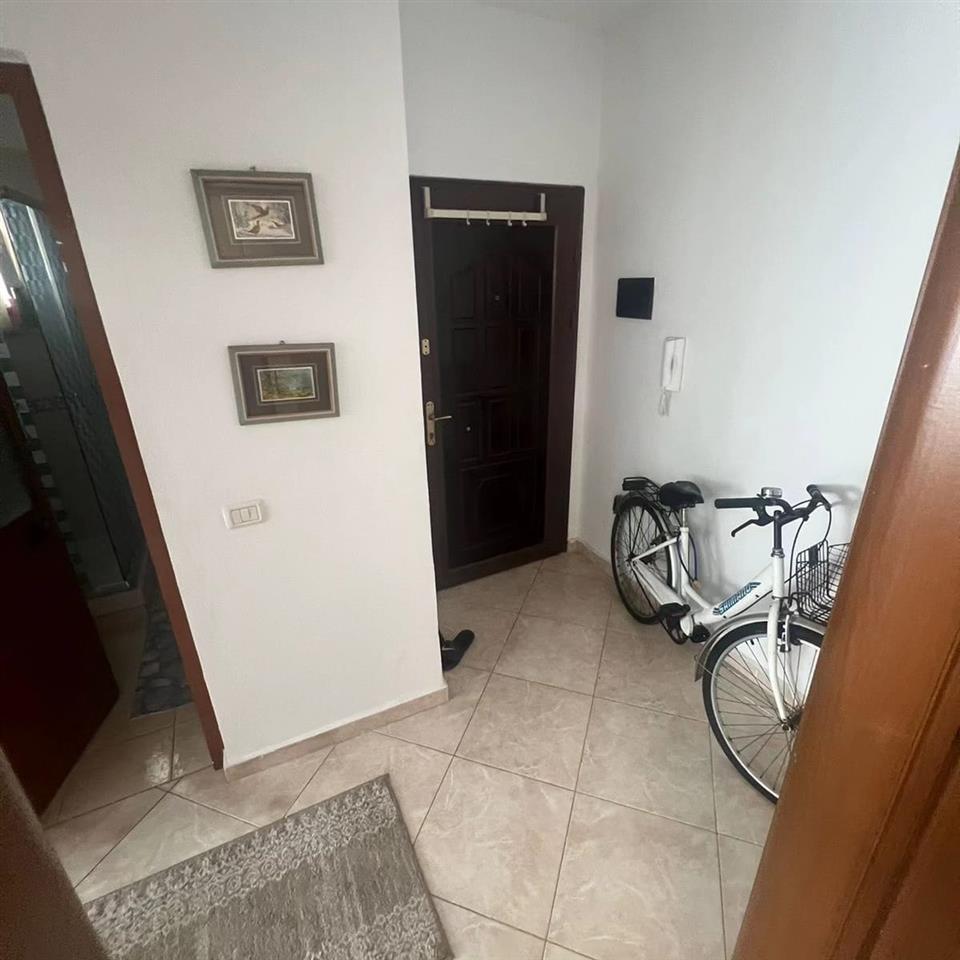 shitet apartament rrota e kuqe
