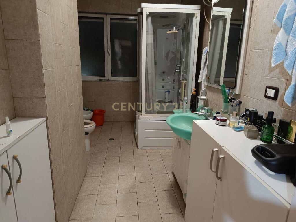 Qira Apartament 2+1+2 Sheshi Willson 1100 € 170 m2