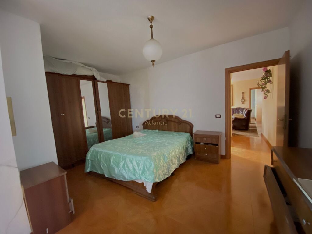 SHITET APARTAMENT 2+1+2T PRAN STADIUMIT / DURRES !