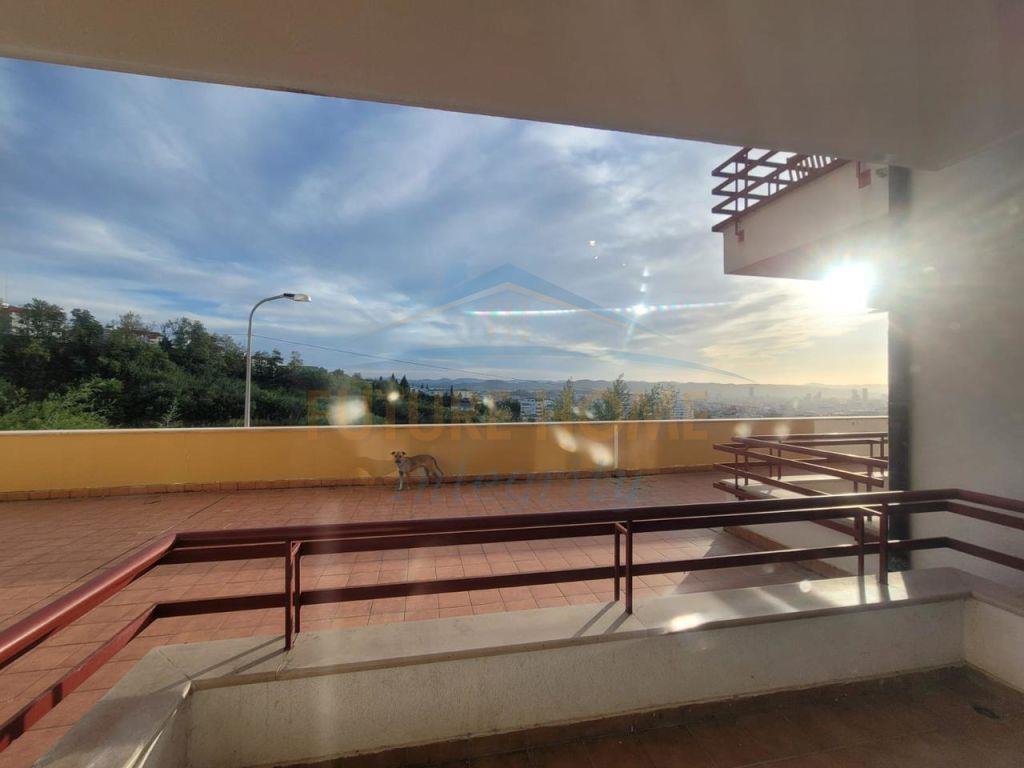 Jepet me qera Apartament 2+1+2 Poste Parkimi, Fresk, Tiranë.