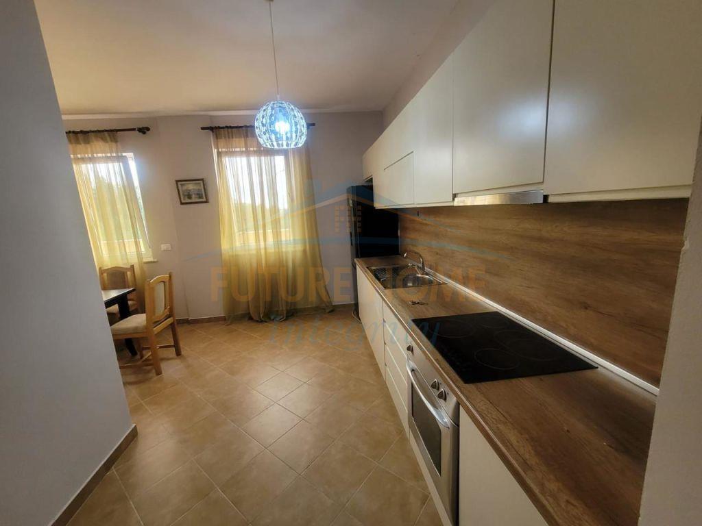 Jepet me qera Apartament 2+1+2 Poste Parkimi, Fresk, Tiranë.