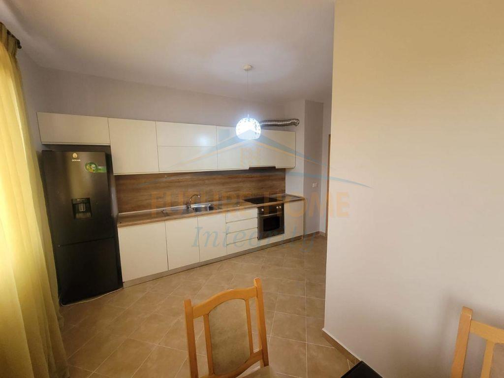 Jepet me qera Apartament 2+1+2 Poste Parkimi, Fresk, Tiranë.
