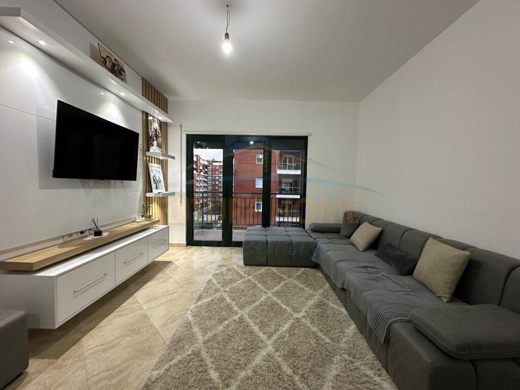 Jepet per qera apartament 2+1+2+post parkimi unaza e re