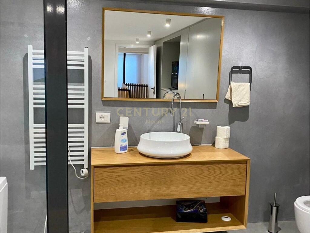 Myslym Shyri jepet me qira duplex 2+1