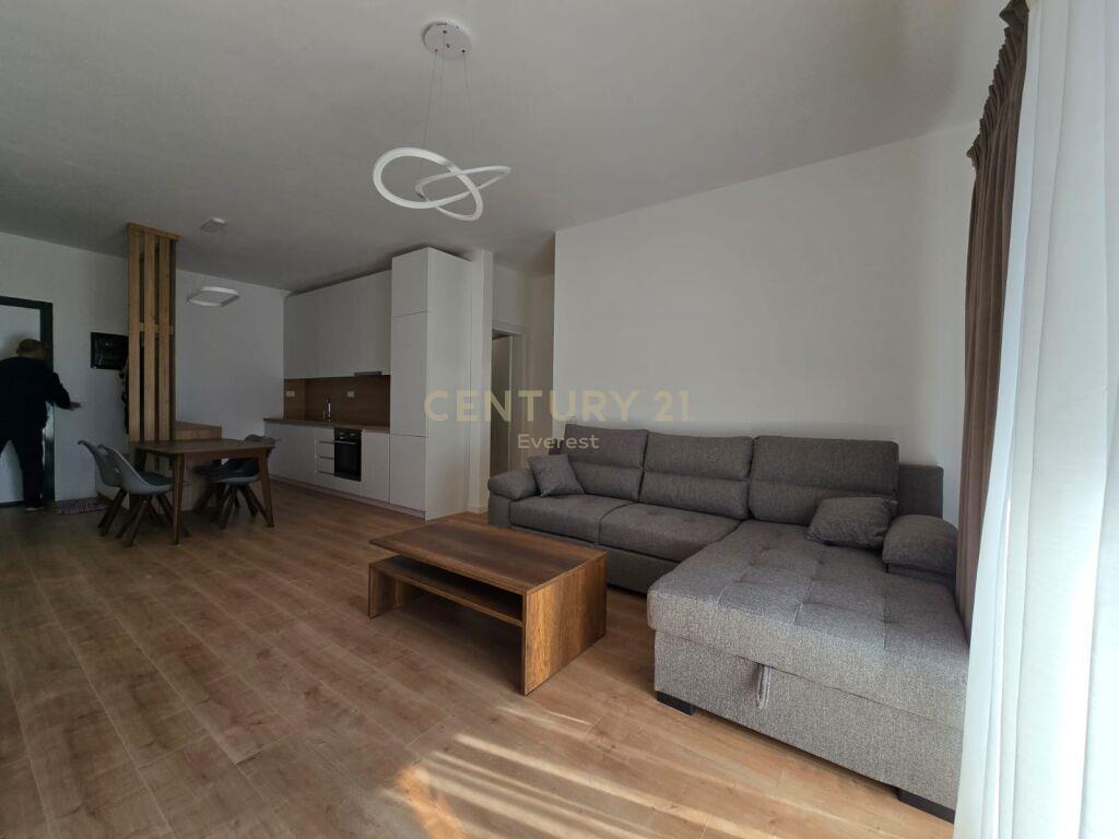 RRUGA 5 MAJI, JAPIM ME QIRA APARTAMENT 1+1 everest99246