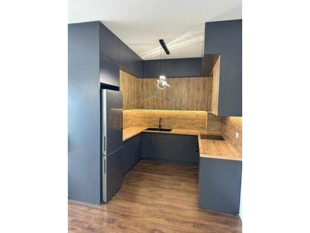 Shitet, Apartament 1+1, Rruga e Barrikadave, Tiranë.