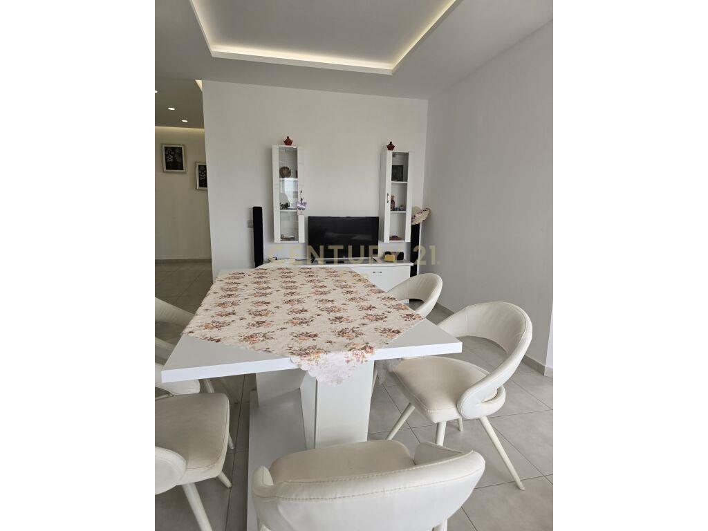 Shitet Apartament i Mobiluar 2+1 në Plazhin e Durrësit