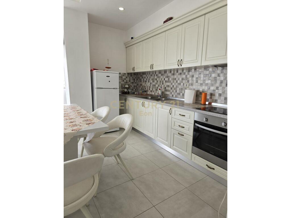 Shitet Apartament i Mobiluar 2+1 në Plazhin e Durrësit