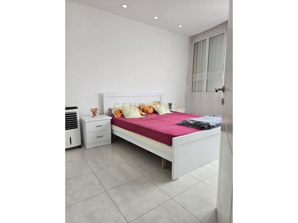 Shitet Apartament i Mobiluar 2+1 në Plazhin e Durrësit