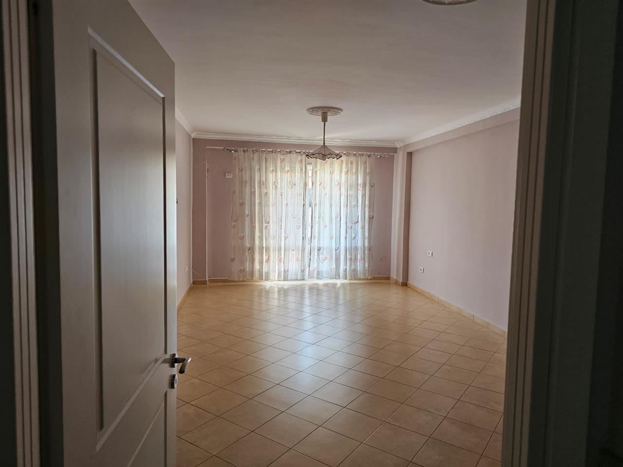 Shitet apartment ne Plazh, Hekurudha.