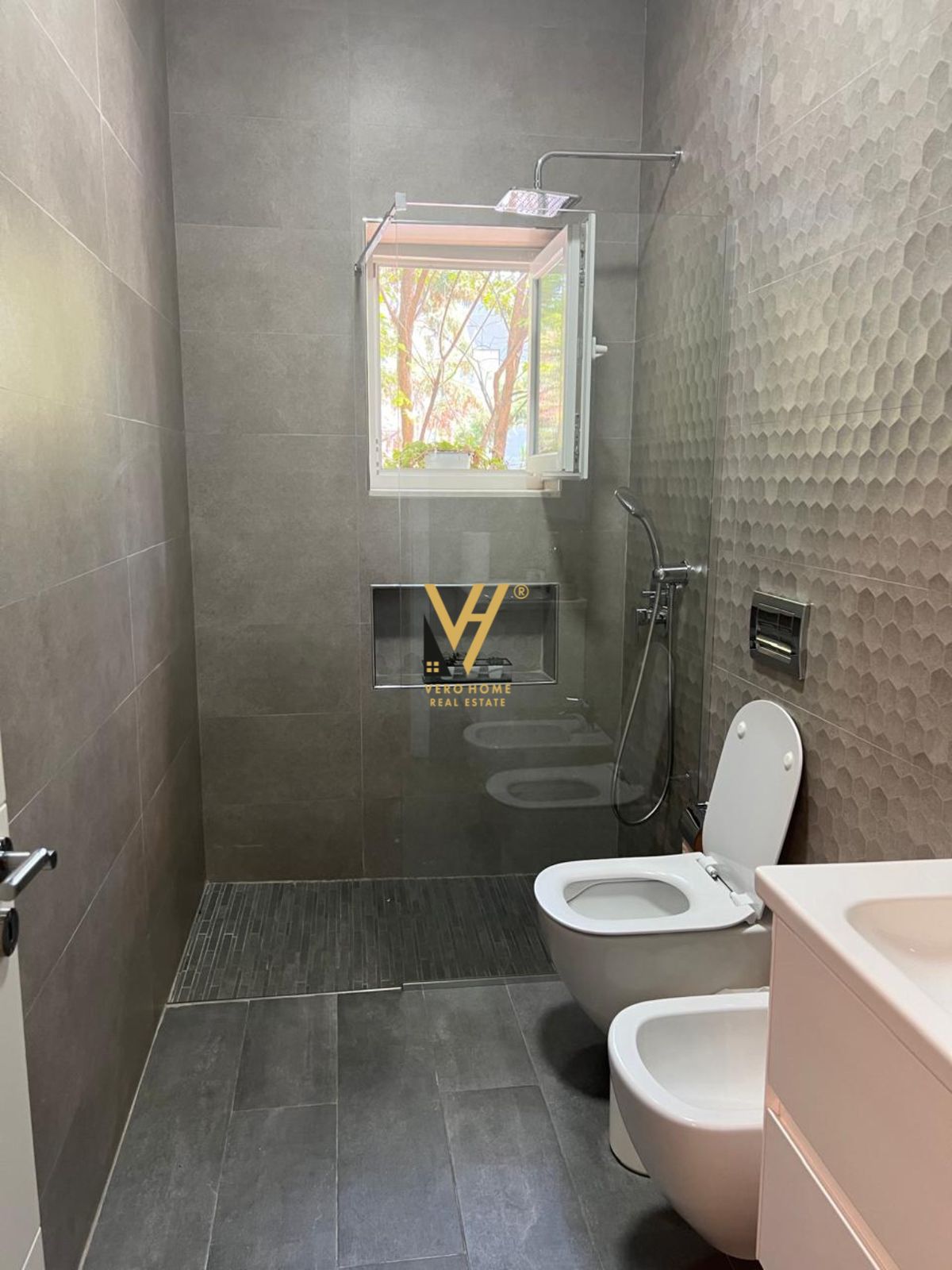 ZYRE TEK STADIUMI DINAMO 800 EURO