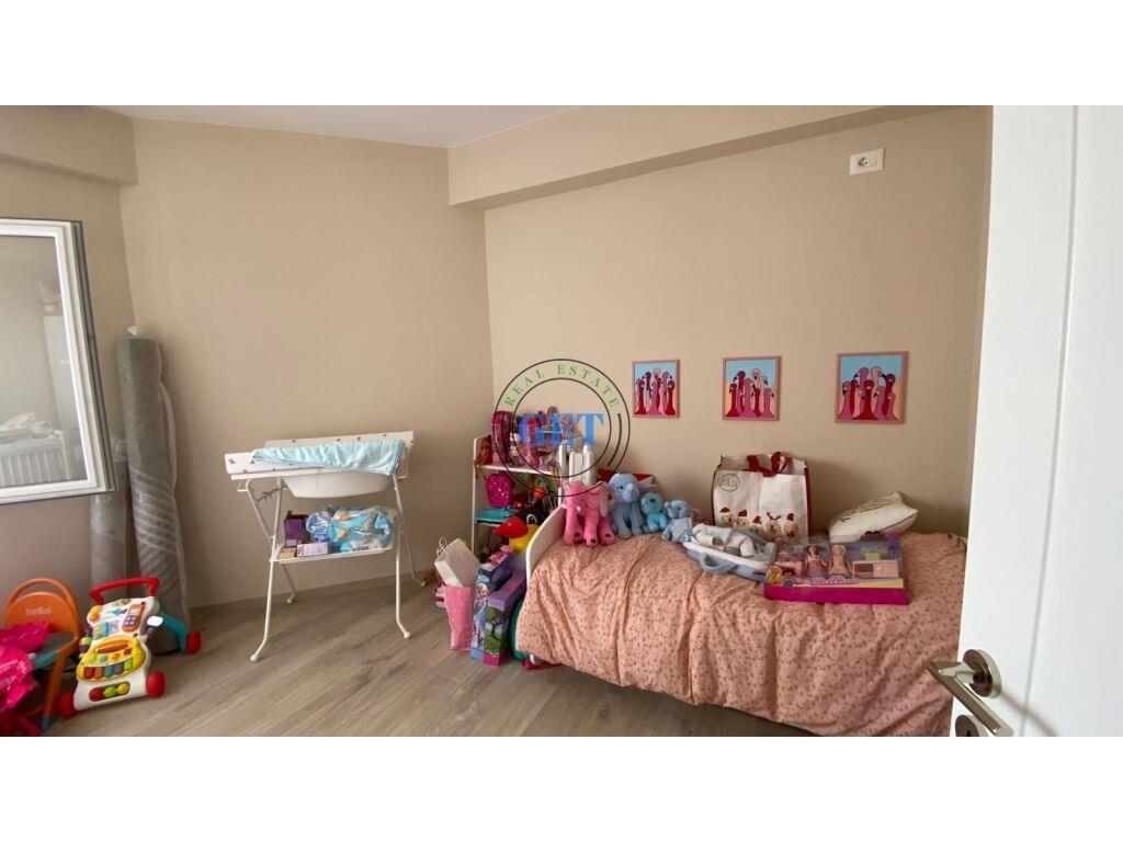 Shitet, Apartament 2+1, Rruga e Portit, Durres.