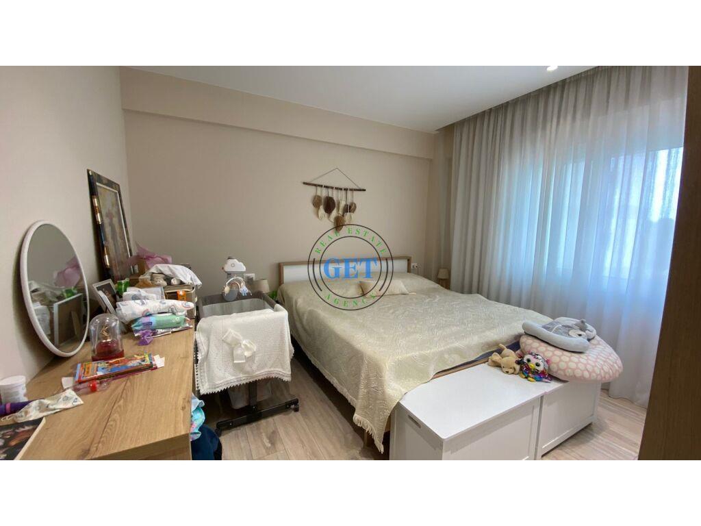 Shitet, Apartament 2+1, Rruga e Portit, Durres.