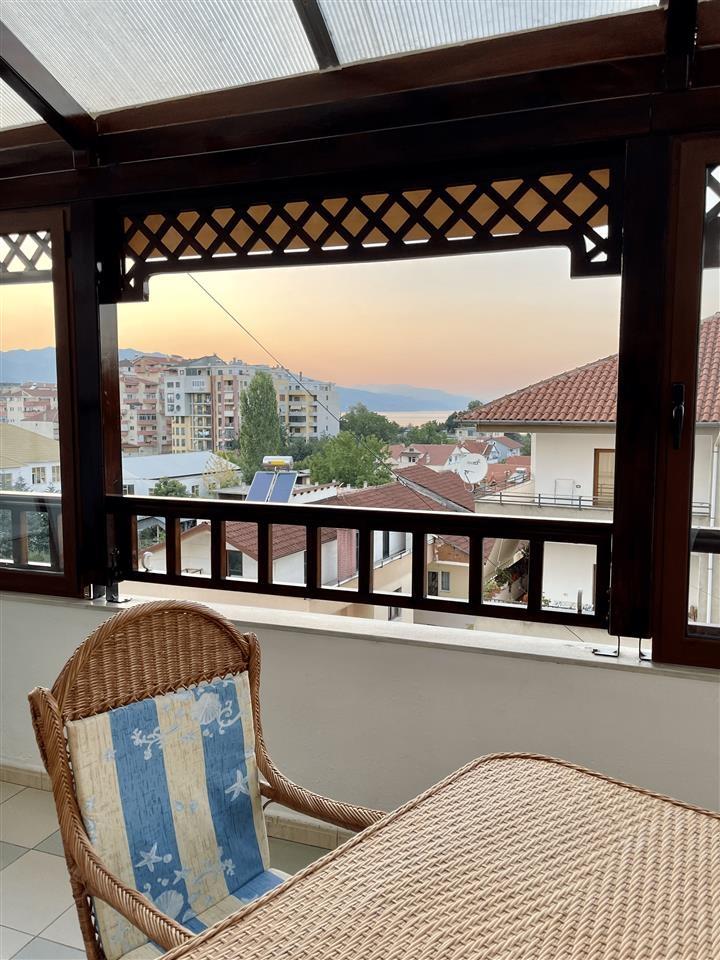 APARTAMENT 1+1 ME QERA NE POGRADEC, I KOMPLETUAR