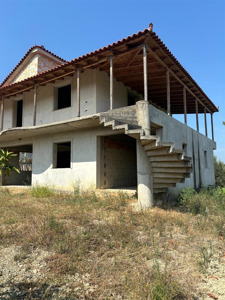 Shitet vil ne fshatin Vlosh Fier