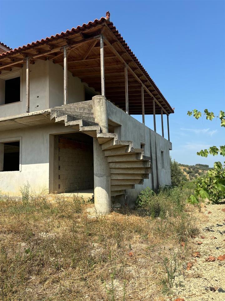 Shitet vil ne fshatin Vlosh Fier