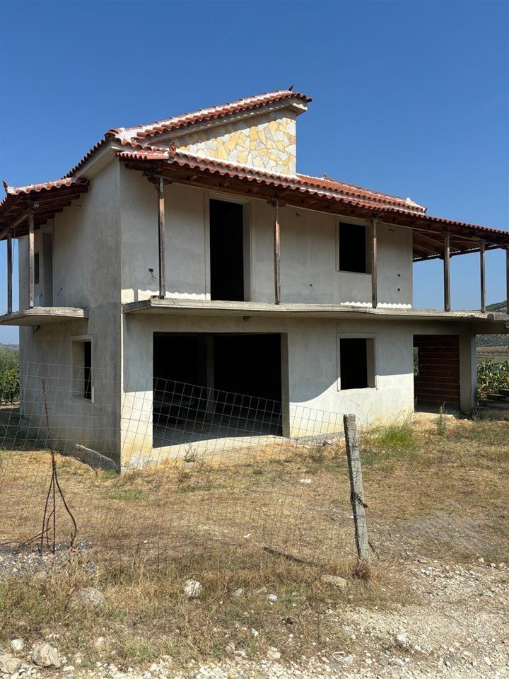 Shitet vil ne fshatin Vlosh Fier