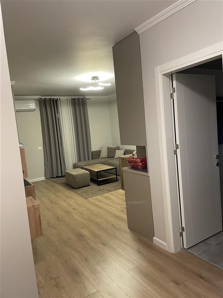 Jepet apartament me qira 2+1 me ballkon ne pallat te ri qera