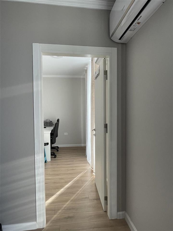 Jepet apartament me qira 2+1 me ballkon ne pallat te ri qera